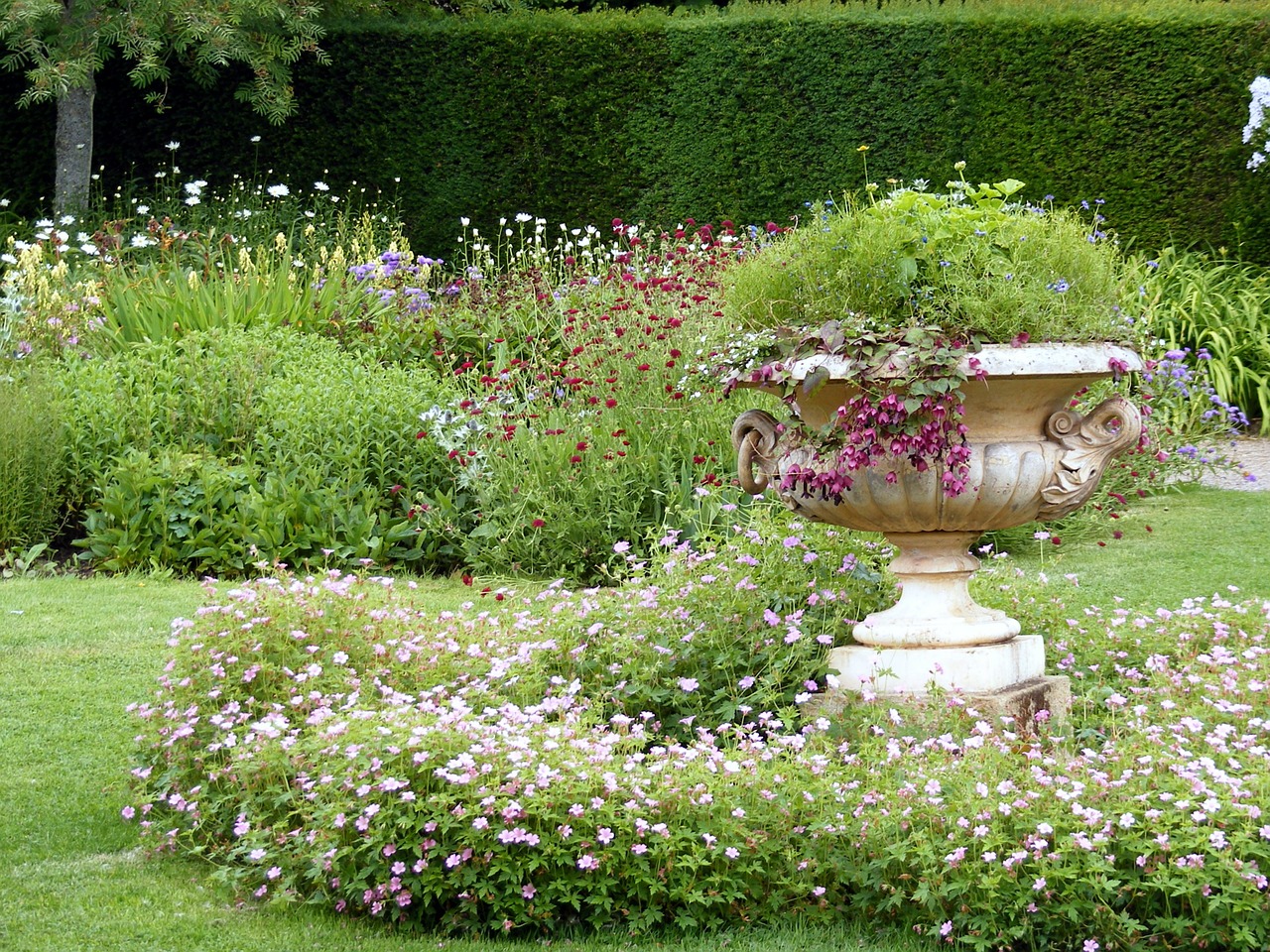 English style garden, features, garden design