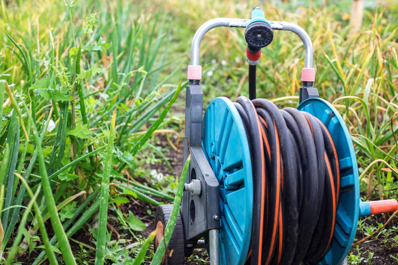 Tidying up the garden – retractable garden hose and other storage options