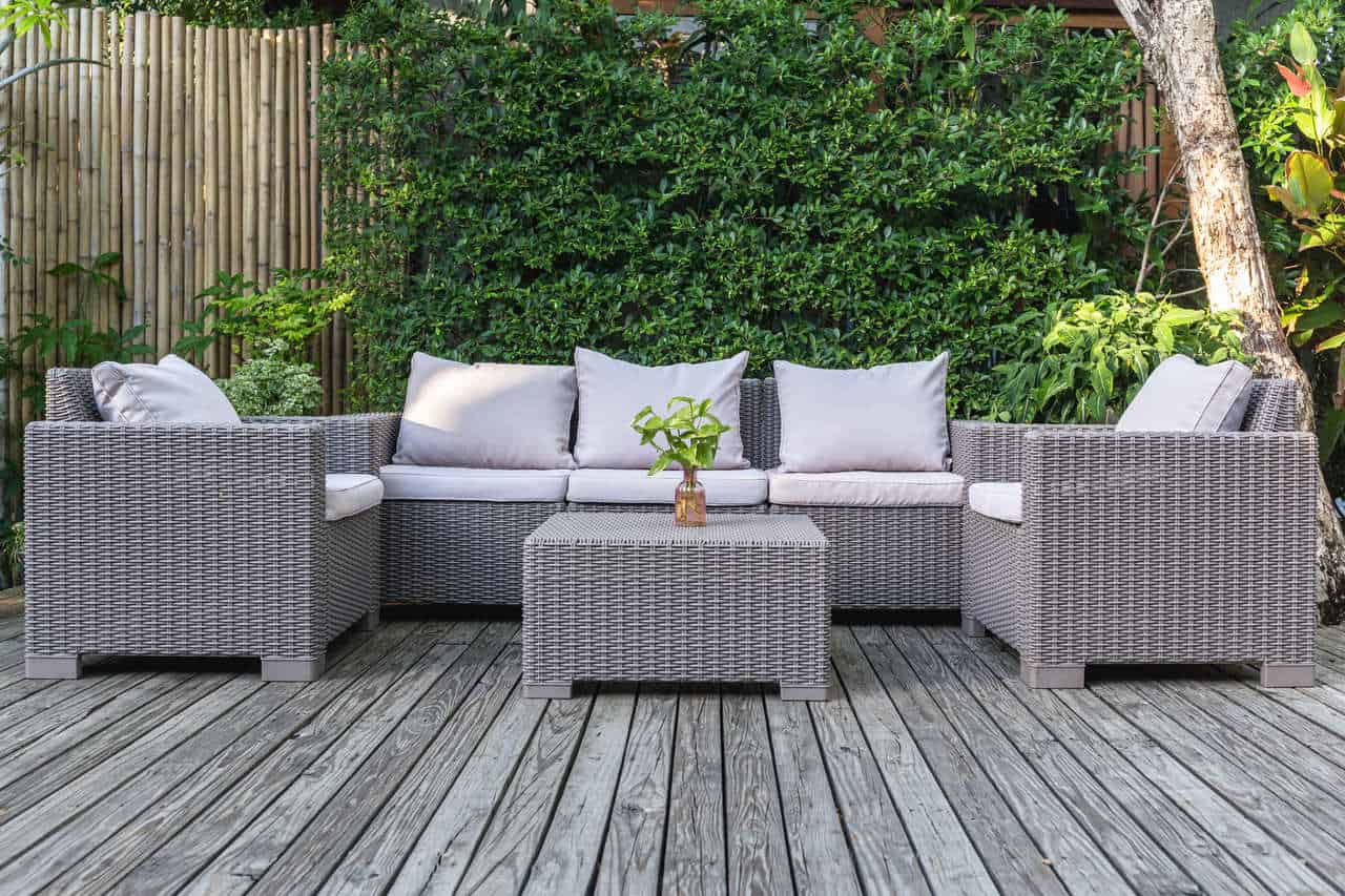 Plastic, technorattan or aluminium – which furniture to put in the garden?