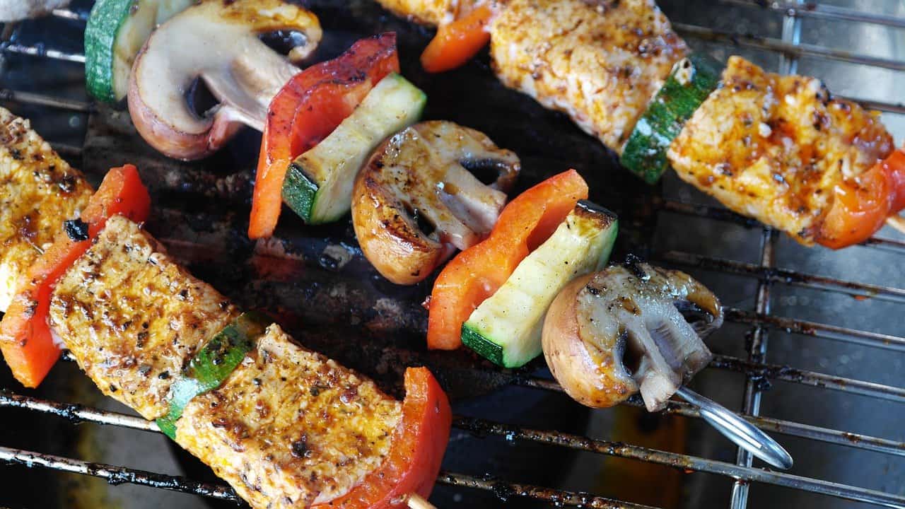 Gas or charcoal grill? Advantages and disadvantages